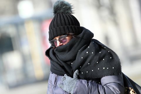 Warm eingepackt bei minus zehn Grad Celsius: Nach Angaben der Meteorologen wird die eisige Kälte noch bis zum Wochenende anhalten