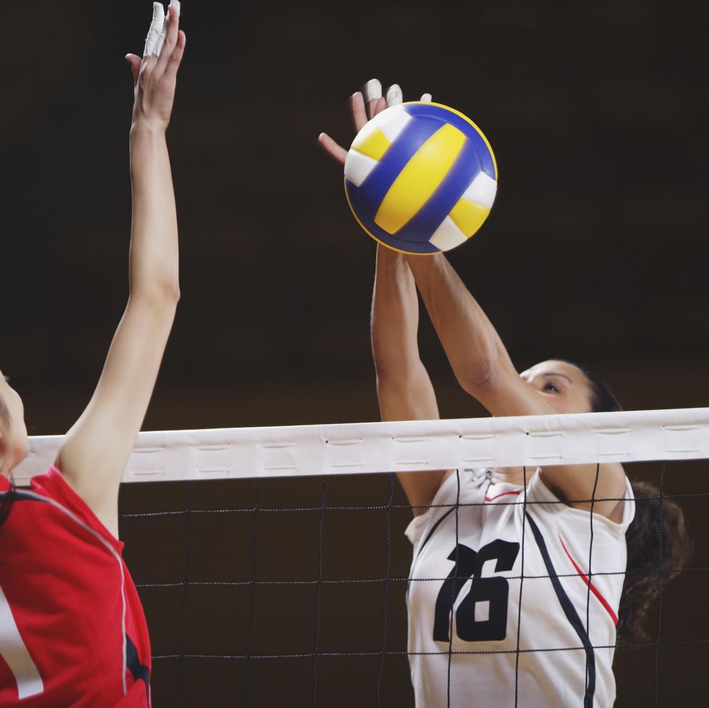 Nackte jungs beim volleyball