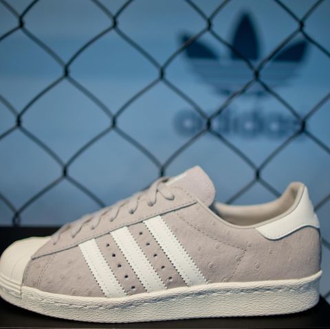 Schuh mit drei seitlichen Querstreifen von Adidas