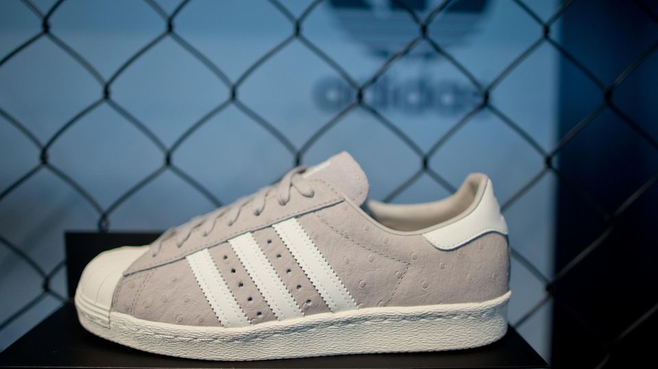 Adidas Schuh mit drei seitlichen Querstreifen von Adidas