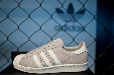 Schuh mit drei seitlichen Querstreifen von Adidas
