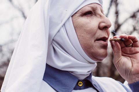 Schwester Kate von den "Sisters of the Valley" nimmt einen Zug von ihrem Joint.