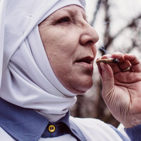 Schwester Kate von den "Sisters of the Valley" nimmt einen Zug von ihrem Joint.