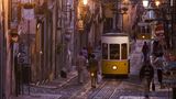 Lissabon  Es gibt Wörter, deren Sinn sich erspüren lässt. Das portugiesische saudade ist solch ein Wort. Der Klang vermittelt sofort dieses sentimentale Gefühl – Sehnsucht und Heimweh, auch Schwermut, ebenjene Stimmung, die einen immer wieder nach Lissabon zurückbringen wird. Zum morbiden Charme der Prachtbauten vergangener Jahrhunderte, den kleinen Oasen der Ruhe inmitten südländischer Geschäftigkeit. Und vor allem zu den Menschen, die es einem so leicht machen, sich schnell wohlzufühlen. Portugals Kapitale boomt wie nur wenige europäische Großstädte. Aus verfallenen Fabrikgebäuden werden hinreißende Boutiquehotels oder Restaurants mit hypermoderner Architektur.  Memmo Príncipe Real: Perle mit 41 Zimmern und Blick auf den Tejo. DZ ab 250 Euro, www.memmohotels.com