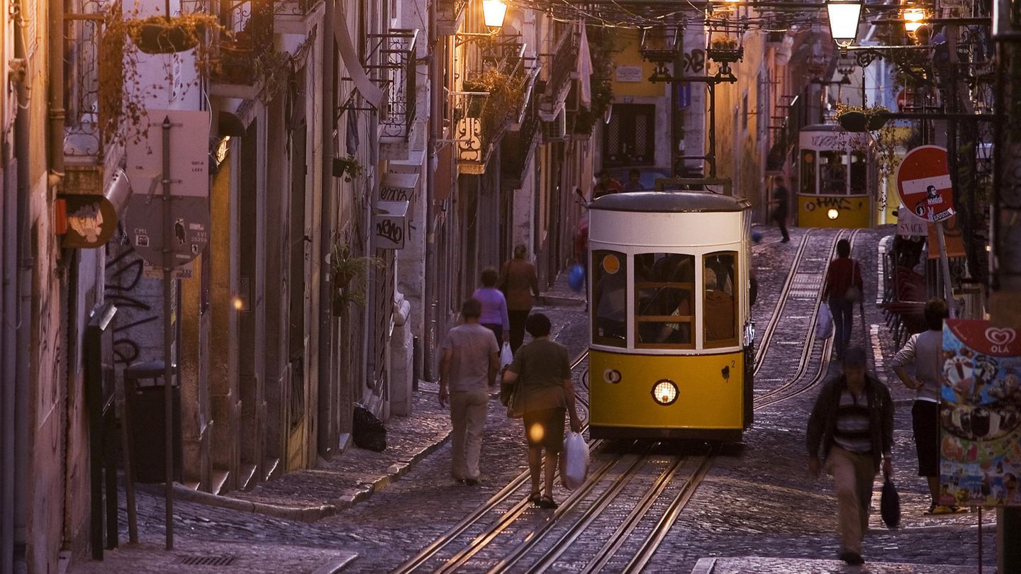 Traumziele weltweit: Lissabon Es gibt Wörter, deren Sinn sich erspüren lässt. Das portugiesische saudade ist solch ein Wort. Der Klang vermittelt sofort dieses sentimentale Gefühl – Sehnsucht und Heimweh, auch Schwermut, ebenjene Stimmung, die einen immer wieder nach Lissabon zurückbringen wird. Zum morbiden Charme der Prachtbauten vergangener Jahrhunderte, den kleinen Oasen der Ruhe inmitten südländischer Geschäftigkeit. Und vor allem zu den Menschen, die es einem so leicht machen, sich schnell wohlzufühlen. Portugals Kapitale boomt wie nur wenige europäische Großstädte. Aus verfallenen Fabrikgebäuden werden hinreißende Boutiquehotels oder Restaurants mit hypermoderner Architektur. Memmo Príncipe Real: Perle mit 41 Zimmern und Blick auf den Tejo. DZ ab 250 Euro, www.memmohotels.com Lissabon Es gibt Wörter, deren Sinn sich erspüren lässt. Das portugiesische saudade ist solch ein Wort. Der Klang vermittelt sofort dieses sentimentale Gefühl – Sehnsucht und Heimweh, auch Schwermut, ebenjene Stimmung, die einen immer wieder nach Lissabon zurückbringen wird. Zum morbiden Charme der Prachtbauten vergangener Jahrhunderte, den kleinen Oasen der Ruhe inmitten südländischer Geschäftigkeit. Und vor allem zu den Menschen, die es einem so leicht machen, sich schnell wohlzufühlen. Portugals Kapitale boomt wie nur wenige europäische Großstädte. Aus verfallenen Fabrikgebäuden werden hinreißende Boutiquehotels oder Restaurants mit hypermoderner Architektur. Memmo Príncipe Real: Perle mit 41 Zimmern und Blick auf den Tejo. DZ ab 250 Euro, www.memmohotels.com