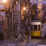 Lissabon  Es gibt Wörter, deren Sinn sich erspüren lässt. Das portugiesische saudade ist solch ein Wort. Der Klang vermittelt sofort dieses sentimentale Gefühl – Sehnsucht und Heimweh, auch Schwermut, ebenjene Stimmung, die einen immer wieder nach Lissabon zurückbringen wird. Zum morbiden Charme der Prachtbauten vergangener Jahrhunderte, den kleinen Oasen der Ruhe inmitten südländischer Geschäftigkeit. Und vor allem zu den Menschen, die es einem so leicht machen, sich schnell wohlzufühlen. Portugals Kapitale boomt wie nur wenige europäische Großstädte. Aus verfallenen Fabrikgebäuden werden hinreißende Boutiquehotels oder Restaurants mit hypermoderner Architektur.  Memmo Príncipe Real: Perle mit 41 Zimmern und Blick auf den Tejo. DZ ab 250 Euro, www.memmohotels.com