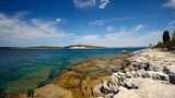 Istrien  Für so manchen liegt die Essenz des mediterranen Lebensgefühls auf einer Halbinsel im Norden Kroatiens, die keine Autostunde lang ist. An der Südspitze Istriens, am Kap Kamenjak, von den Felsen ins wogende Wasser springen, danach auf einen Drink in die im Gesträuch verborgene Safari-Bar, das ist wie ein Tag Ibiza im Frühsommer. Für eine der nur zart sonnenschirmbetupften Buchten der Ostküste, von Mošcenicka Draga aus südwärts zu erreichen, würde das dauerüberfüllte Mallorca vieles geben. Rovinj schließlich zaubert seine Besucher einen Stadtbummel lang nach Italien. Und wer eine Zeitreise unter nehmen möchte, bricht von Fažana aus für ein, zwei Tage zu den Brijuni-Inseln auf. Wo früher Jugoslawiens Marschall Tito exklusiv urlaubte, badet man vor römischen Ruinen in einer klaren Kieselsteinbucht. Pinien stehen in Grüppchen zusammen, als unter hielten sie sich, dabei herrscht ringsum Stille. Aber in solchen Momenten will man es ja auch nicht anders.  Hotel Istra-Neptun auf Veli Brijun: eine Drei-Sterne-Zeitreise in die 70er Jahre. DZ/F ab ca. 120 Euro, www.np-brijuni.hr
