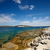 Istrien  Für so manchen liegt die Essenz des mediterranen Lebensgefühls auf einer Halbinsel im Norden Kroatiens, die keine Autostunde lang ist. An der Südspitze Istriens, am Kap Kamenjak, von den Felsen ins wogende Wasser springen, danach auf einen Drink in die im Gesträuch verborgene Safari-Bar, das ist wie ein Tag Ibiza im Frühsommer. Für eine der nur zart sonnenschirmbetupften Buchten der Ostküste, von Mošcenicka Draga aus südwärts zu erreichen, würde das dauerüberfüllte Mallorca vieles geben. Rovinj schließlich zaubert seine Besucher einen Stadtbummel lang nach Italien. Und wer eine Zeitreise unter nehmen möchte, bricht von Fažana aus für ein, zwei Tage zu den Brijuni-Inseln auf. Wo früher Jugoslawiens Marschall Tito exklusiv urlaubte, badet man vor römischen Ruinen in einer klaren Kieselsteinbucht. Pinien stehen in Grüppchen zusammen, als unter hielten sie sich, dabei herrscht ringsum Stille. Aber in solchen Momenten will man es ja auch nicht anders.  Hotel Istra-Neptun auf Veli Brijun: eine Drei-Sterne-Zeitreise in die 70er Jahre. DZ/F ab ca. 120 Euro, www.np-brijuni.hr