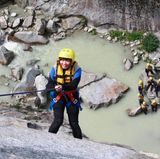 Monemvasia  Wer durchs alte Stadttor tritt, ist in einer anderen Zeit. Hier blieb kein Platz für Neubauten, die Steinhäuser füllten den Raum unterhalb der Festung. Man sitzt auf einer Terrasse und sieht nur das Meer, die Welt verbirgt sich hinter dem Felsen. Hier, auf dem südöstlichen Peloponnes, verschanzten sich die letzten Byzantiner, als die Osmanen längst Konstantinopel erobert hatten. Die Verteidiger müssen sich sehr allein gefühlt haben, und dieses Gefühl hat Monemvasia konserviert.  Malvasia Traditional Hotel: Steinhaus mit Blick über die Gassen aufs Meer. DZ/F ab ca. 50 Euro, www.malvasiahotel-traditional.gr