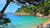 Begur  Wild und schön und Costa Brava? Das geht hervorragend zusammen. Wer Rummelplätze wie Lloret ignoriert, findet am Nordost-Zipfel der spanischen Küste immer noch und immer wieder kleine Sandbuchten und große Erholung. Einige der schönsten Dörfer liegen nicht direkt am Meer – aus Furcht vor Piratenüberfällen zogen sich die Katalanen einst zurück ins Hinterland oder auf den Gipfel eines Hügels. So entstand Begur oberhalb der Bucht von Aiguablava. Knapp 4000 Einwohner, unschlagbarer Panoramablick aufs Mittelmeer und eine hübsche Altstadt, die an einigen Stellen karibisch wirkt. Das liegt an den "Casas Indianos", im Kolonialstil erbauten Villen. Im 19. Jahrhundert waren viele Einheimische nach Kuba ausgewandert und reich zurückgekehrt. Was sie mitgebracht haben: Überall in Begur gibt es gute Mojitos.  Hotel Aiguaclara: mittendrin, kolonialer Charme. DZ/F ab 80 Euro, www.hotelaiguaclarabegur.com
