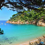 Begur  Wild und schön und Costa Brava? Das geht hervorragend zusammen. Wer Rummelplätze wie Lloret ignoriert, findet am Nordost-Zipfel der spanischen Küste immer noch und immer wieder kleine Sandbuchten und große Erholung. Einige der schönsten Dörfer liegen nicht direkt am Meer – aus Furcht vor Piratenüberfällen zogen sich die Katalanen einst zurück ins Hinterland oder auf den Gipfel eines Hügels. So entstand Begur oberhalb der Bucht von Aiguablava. Knapp 4000 Einwohner, unschlagbarer Panoramablick aufs Mittelmeer und eine hübsche Altstadt, die an einigen Stellen karibisch wirkt. Das liegt an den "Casas Indianos", im Kolonialstil erbauten Villen. Im 19. Jahrhundert waren viele Einheimische nach Kuba ausgewandert und reich zurückgekehrt. Was sie mitgebracht haben: Überall in Begur gibt es gute Mojitos.  Hotel Aiguaclara: mittendrin, kolonialer Charme. DZ/F ab 80 Euro, www.hotelaiguaclarabegur.com