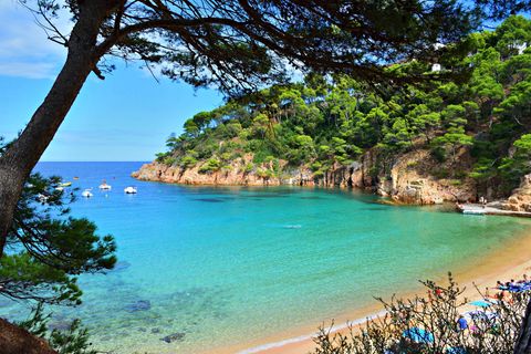 Begur  Wild und schön und Costa Brava? Das geht hervorragend zusammen. Wer Rummelplätze wie Lloret ignoriert, findet am Nordost-Zipfel der spanischen Küste immer noch und immer wieder kleine Sandbuchten und große Erholung. Einige der schönsten Dörfer liegen nicht direkt am Meer – aus Furcht vor Piratenüberfällen zogen sich die Katalanen einst zurück ins Hinterland oder auf den Gipfel eines Hügels. So entstand Begur oberhalb der Bucht von Aiguablava. Knapp 4000 Einwohner, unschlagbarer Panoramablick aufs Mittelmeer und eine hübsche Altstadt, die an einigen Stellen karibisch wirkt. Das liegt an den "Casas Indianos", im Kolonialstil erbauten Villen. Im 19. Jahrhundert waren viele Einheimische nach Kuba ausgewandert und reich zurückgekehrt. Was sie mitgebracht haben: Überall in Begur gibt es gute Mojitos.  Hotel Aiguaclara: mittendrin, kolonialer Charme. DZ/F ab 80 Euro, www.hotelaiguaclarabegur.com