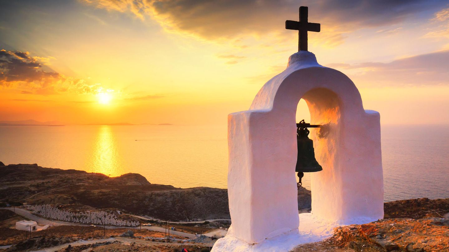 Traumziele weltweit: Naxos Die Insel ist die größte der Kykladen – und doch nicht überfüllt. Es gibt hinter Gebirgsmassiven vergessene Dörfer, lange einsame Strände und kleine einsame Buchten. Fast kitschigschöne Straßen entlang der Steilküsten. Der Hauptort ist gut für eine Nacht MykonosGefühl. Danach sollte man wieder entschwinden in die wilden Teile der Insel. Kavos Naxos: Boutiquehotel über der Ägäis. Studio ab 105 Euro, www.kavos-naxos.com Naxos Die Insel ist die größte der Kykladen – und doch nicht überfüllt. Es gibt hinter Gebirgsmassiven vergessene Dörfer, lange einsame Strände und kleine einsame Buchten. Fast kitschigschöne Straßen entlang der Steilküsten. Der Hauptort ist gut für eine Nacht MykonosGefühl. Danach sollte man wieder entschwinden in die wilden Teile der Insel. Kavos Naxos: Boutiquehotel über der Ägäis. Studio ab 105 Euro, www.kavos-naxos.com