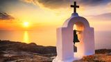 Naxos  Die Insel ist die größte der Kykladen – und doch nicht überfüllt. Es gibt hinter Gebirgsmassiven vergessene Dörfer, lange einsame Strände und kleine einsame Buchten. Fast kitschigschöne Straßen entlang der Steilküsten. Der Hauptort ist gut für eine Nacht MykonosGefühl. Danach sollte man wieder entschwinden in die wilden Teile der Insel.  Kavos Naxos: Boutiquehotel über der Ägäis. Studio ab 105 Euro, www.kavos-naxos.com