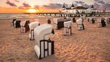 Usedom  Garantiert schlechtes Wetter an heimischen Stränden? Nicht auf Usedom: Die Halbinsel im äußersten Nordosten gilt nicht nur als sonnenreichster Küstenstreifen von Nord- und Ostsee: Nach Langzeitaufzeichnungen des Deutschen Wetterdienstes ist es sogar die Region mit den meisten Sonnenstunden im Jahr in ganz Deutschland. An ihrer schmalsten Stelle zwischen Ostsee und Bodden, der hier Achterwasser heißt, versteckt sich das Hotel Forsthaus Damerow, ein reetgedecktes Juwel mit Wald rundherum. Die einstige Ferienanlage des volkseigenen Forstbetriebs bietet Wellness mit Schwimmbad und finnischer Sauna, Paddelbooten und Elektro-Mietautos; gleich gegenüber liegt ein romantisches Autokino. Es gilt eine Reisewarnung vor Mücken, gelegentlichen Blaualgen im Meer und AfD-Spitzenergebnissen in manchen Orten der Insel von bis zu 44 Prozent.  Hotel Forsthaus Damerow: 68 Zimmer und zusätzlich 34 Bungalows. DZ/F ab ca. 79 Euro, www.urlaub-auf-usedom.de