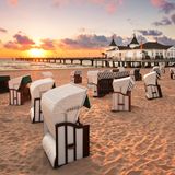 Usedom  Garantiert schlechtes Wetter an heimischen Stränden? Nicht auf Usedom: Die Halbinsel im äußersten Nordosten gilt nicht nur als sonnenreichster Küstenstreifen von Nord- und Ostsee: Nach Langzeitaufzeichnungen des Deutschen Wetterdienstes ist es sogar die Region mit den meisten Sonnenstunden im Jahr in ganz Deutschland. An ihrer schmalsten Stelle zwischen Ostsee und Bodden, der hier Achterwasser heißt, versteckt sich das Hotel Forsthaus Damerow, ein reetgedecktes Juwel mit Wald rundherum. Die einstige Ferienanlage des volkseigenen Forstbetriebs bietet Wellness mit Schwimmbad und finnischer Sauna, Paddelbooten und Elektro-Mietautos; gleich gegenüber liegt ein romantisches Autokino. Es gilt eine Reisewarnung vor Mücken, gelegentlichen Blaualgen im Meer und AfD-Spitzenergebnissen in manchen Orten der Insel von bis zu 44 Prozent.  Hotel Forsthaus Damerow: 68 Zimmer und zusätzlich 34 Bungalows. DZ/F ab ca. 79 Euro, www.urlaub-auf-usedom.de