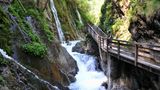 Ramsau  Der Mobilfunkempfang ist oft katastrophal – ein Segen. Die kleine Gemeinde im Schatten des Watzmanns eignet sich das ganze Jahr zum Abtauchen. Deutschlands erstes "Bergsteigerdorf" bietet Wanderern zahlreiche Routen, die meist auf einer bewirtschafteten Alm enden, wie der Kallbrunn- oder Litzlalm. Man kann um den Hintersee spazieren, am Ufer stehen Tafeln mit Bildern von Künstlern, die sich schon im 19. Jahrhundert der Schönheit der Gegend nicht entziehen konnten. Eine Wanderung führt ins Klausbachtal, wo man Rotwild an seinen Futterkrippen beobachten kann. Mit viel Glück sieht man Steinadler.  Berghotel Rehlegg: Vier-Sterne-Wellness-Hotel, Frühstück- und Dinnerbüfett, mittags Jause. DZ ab ca. 200 Euro, www.rehlegg.de