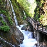 Ramsau  Der Mobilfunkempfang ist oft katastrophal – ein Segen. Die kleine Gemeinde im Schatten des Watzmanns eignet sich das ganze Jahr zum Abtauchen. Deutschlands erstes "Bergsteigerdorf" bietet Wanderern zahlreiche Routen, die meist auf einer bewirtschafteten Alm enden, wie der Kallbrunn- oder Litzlalm. Man kann um den Hintersee spazieren, am Ufer stehen Tafeln mit Bildern von Künstlern, die sich schon im 19. Jahrhundert der Schönheit der Gegend nicht entziehen konnten. Eine Wanderung führt ins Klausbachtal, wo man Rotwild an seinen Futterkrippen beobachten kann. Mit viel Glück sieht man Steinadler.  Berghotel Rehlegg: Vier-Sterne-Wellness-Hotel, Frühstück- und Dinnerbüfett, mittags Jause. DZ ab ca. 200 Euro, www.rehlegg.de