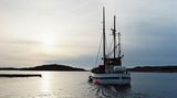 Kas  Wer die Ägäisküste Richtung Süden entlangfährt, erlebt, wie wenig die liebliche Türkei mit dem despotischen Erdogan gemein hat. Am Bootshafen von Kas, dem antiken Antiphellos, läuft man durch Gassen mit kleinen weißen Häusern. In so klarem Wasser ist man selten, vielleicht noch nie geschwommen. Gegen Abend nimmt man dann die Fähre, die in 20 Minuten zur griechischen Insel Kastellorizo fährt. Gegen Mitternacht kehrt sie zurück, in die schöne Türkei.  Sardunya Otel: auf einer Felsenterrasse am Bootshafen. DZ ab ca. 50 Euro, www.sardunyaotel.com.tr
