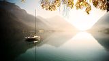 Achensee  Die Dörfer rund um den Achensee sind nachlässig geschminkte Schönheiten. Pertisau, Maurach und Achenkirch könnten so viel mehr aus sich machen mit rausgeputzten Fassaden, mit Kunstskulpturen und ein paar Luxushotels direkt am See – das Zeug zu einer sogenannten High-End-Destination hätte die Region. Aber man will gar nicht sein wie Kitzbühel. Den Menschen genügt das Wissen, an einem der herrlichsten Gebirgsseen der gesamten Alpen zu leben. Umrahmt von Bärenkopf, Rotspitze und Vorderunnutz liegt der Achensee, glasklar, 130 Meter tief. Segler und Kitesurfer lieben die Brisen, am Ufer kühlen Wanderer Waden. Mehrmals täglich wechselt der Achensee seine Farbe. Ein Chamäleon mit Vorliebe für Blau- und Grüntöne in tausend verschiedenen Schattierungen. Welch ein Farbreichtum, welch ein Luxus.  Wiesenhof: familiär geführtes Hotel mit Blick aufs Wasser. Im Sommer landen Gleitschirmflieger vorm Haus. DZ/VP ab 290 Euro, www.wiesenhof.at