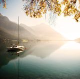 Achensee  Die Dörfer rund um den Achensee sind nachlässig geschminkte Schönheiten. Pertisau, Maurach und Achenkirch könnten so viel mehr aus sich machen mit rausgeputzten Fassaden, mit Kunstskulpturen und ein paar Luxushotels direkt am See – das Zeug zu einer sogenannten High-End-Destination hätte die Region. Aber man will gar nicht sein wie Kitzbühel. Den Menschen genügt das Wissen, an einem der herrlichsten Gebirgsseen der gesamten Alpen zu leben. Umrahmt von Bärenkopf, Rotspitze und Vorderunnutz liegt der Achensee, glasklar, 130 Meter tief. Segler und Kitesurfer lieben die Brisen, am Ufer kühlen Wanderer Waden. Mehrmals täglich wechselt der Achensee seine Farbe. Ein Chamäleon mit Vorliebe für Blau- und Grüntöne in tausend verschiedenen Schattierungen. Welch ein Farbreichtum, welch ein Luxus.  Wiesenhof: familiär geführtes Hotel mit Blick aufs Wasser. Im Sommer landen Gleitschirmflieger vorm Haus. DZ/VP ab 290 Euro, www.wiesenhof.at