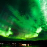 Akureyri  In Reykjavik ist die Freundlichkeit so allgegenwärtig, dass ihr auch endlose Touristenströme kaum etwas anhaben können. Trotzdem gibt es in der Hauptstadt nicht die maximale Dosis Island. Die wartet fernab – in Orten wie Akureyri. Ein Name wie eine Fischspezialität, hoch im Norden. 18 000 Einwohner. Vorn das Meer, hinten die Berge, dazwischen Frieden.  Icelandair Hotel Akureyri: modernes Hotel mit Blick auf Fjord und Berge. DZ ab ca. 130 Euro, www.icelandairhotels.com