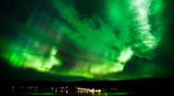 Akureyri  In Reykjavik ist die Freundlichkeit so allgegenwärtig, dass ihr auch endlose Touristenströme kaum etwas anhaben können. Trotzdem gibt es in der Hauptstadt nicht die maximale Dosis Island. Die wartet fernab – in Orten wie Akureyri. Ein Name wie eine Fischspezialität, hoch im Norden. 18 000 Einwohner. Vorn das Meer, hinten die Berge, dazwischen Frieden.  Icelandair Hotel Akureyri: modernes Hotel mit Blick auf Fjord und Berge. DZ ab ca. 130 Euro, www.icelandairhotels.com