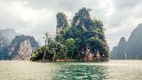 Khao Sok  Dichter Dschungel, heiße Quellen, und der vermutlich älteste Regenwald der Welt. Nur zwei Autostunden entfernt vom ebenso berühmten wie inzwischen berüchtigten Charterziel Phuket lockt an der südlichen Westküste Thailands weithin unbekannte Natur. Im Khao Sok Nationalpark leben Affen und Elefanten und Tiger. Man kann über Tage – auf geführten Touren – durch den Busch streifen, zu Fuß oder im Kajak. Und wer zudem erfahren will, wie eine moderne Schule aussehen kann, mietet sich in der Yaowawit School & Lodge ein. Die Schule liegt am Rand des Dschungels und wurde nach dem Tsunami vom Hamburger Unternehmer Philipp Graf von Hardenberg für Waisenkinder gegründet. Sie gilt heute weltweit als Pilotprojekt. Khao Sok ist ein Erlebnis für alle Sinne, und paradox exotisch: so ruhig und doch voller Geräusche. Aufregend.  Yaowawit School & Lodge in Kapong: Hier können Gäste für einige Tage am Gemeinschaftsleben teilnehmen. DZ/VP ab ca. 66 Euro, www.yaowawit.org