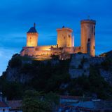 Ariège  Die geopolitische Gesamtlage lässt Weltfluchtfantasien erblühen. Die kann man bestens im hintersten Winkel Frankreichs aus leben – in der Ariège. Schon seit Anbeginn der Zeiten zogen sich die Menschen in diesen wilden Landstrich am Fuße der Pyrenäen zurück. So kann man tief im Innern der Höhle von Niaux jahrtausendealte Wandmalereien bewundern: Wisent, Hirsch und Pferd. Trutzige Burgen wie das Château de Montségur und Wehrdörfer wie Mirepoix zeugen von den Religionskämpfen des Mittelalters. Damals suchten die Katharer – Abtrünnige der Kirche –in der Ariège Zuflucht vor Verfolgung. In jüngster Vergangenheit verwirklichten dann Hippies und Achtundsechziger ihre Aussteigerträume in der dünn besiedelten Region. Einige von ihnen bieten auf dem Markt der mittelalterlichen Stadt Foix jeden Freitag frische Hofprodukte an: Ziegenkäse, Pyrenäenhonig, Bergsalami. Wer zu viel geschlemmt hat, wandert ein Stück auf dem GR10, einem anspruchsvollen Fernwanderweg, der vom Atlantik zum Mittelmeer quer durch abgeschiedene Pyrenäenschluchten und Hochplateaus führt.  Relais de Mirepoix: elegantes Hotel in einem 400 Jahre alten Palais, vorzügliches Restaurant. DZ ab 110 Euro, www.relaisdemirepoix.com