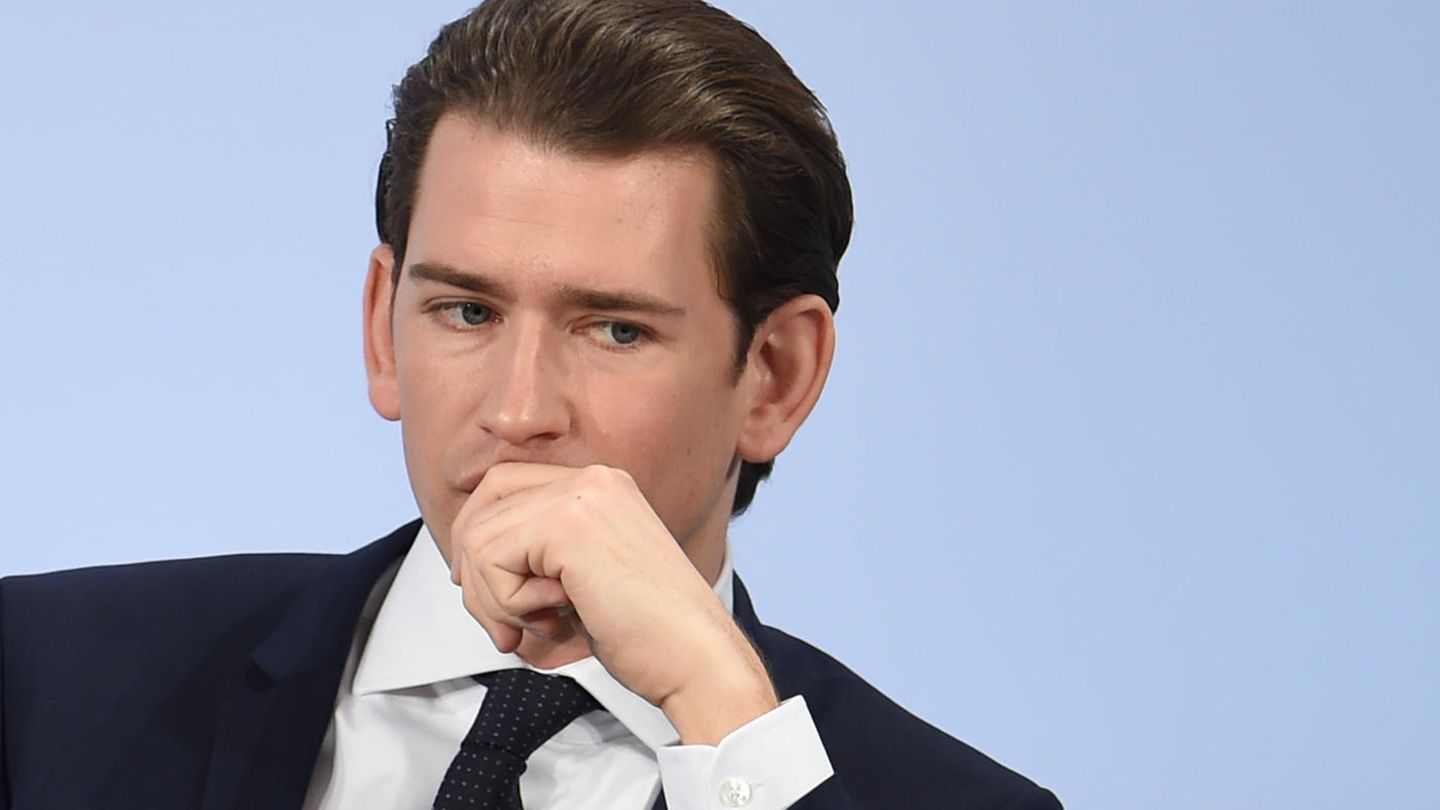 Österreichs Bundeskanzler Sebastian Kurz von der ÖVP. Sein Stellvertreter, Heinz-Christian Strache von der rechtspopulistischen FPÖ, ist für viele Medienvertreter ein rotes Tuch.