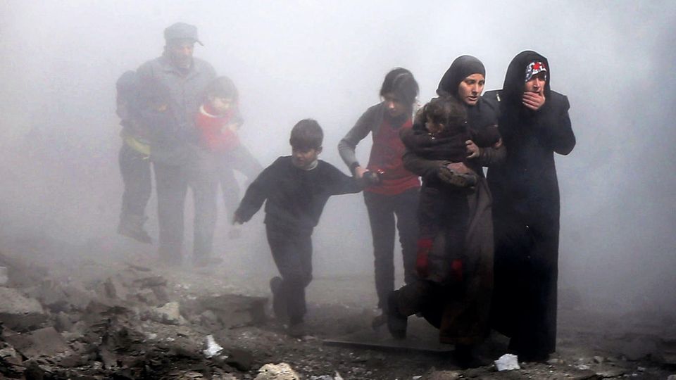 Kampf jeder gegen jeden: Kinder und Frauen versuchen, sich vor den Bombardements durch syrische und russische Kampfjets in Sicherheit zu bringen Kinder und Frauen versuchen, sich vor den Bombardements durch syrische und russische Kampfjets in Sicherheit zu bringen