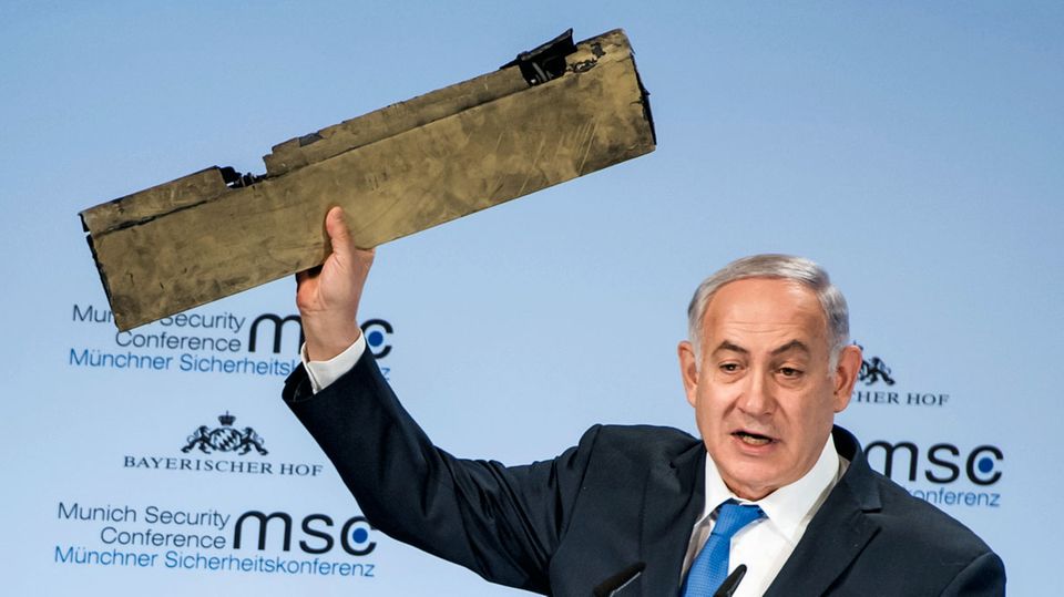 Israels Premier Benjamin Netanyahu präsentiert in München ein angebliches Teil einer iranischen Drohne, abgeschossen über Israel