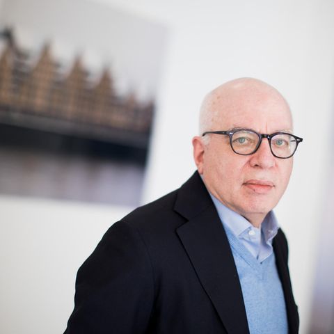 Michael Wolff, US-amerikanischer Autor, blickt mit nach rechts gedrehtem Kopf in die Kamera. Er trägt eine schwarze Brille