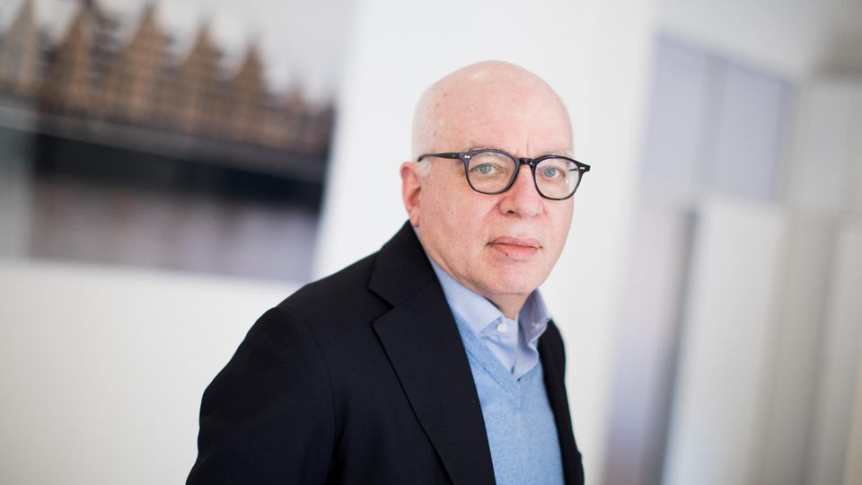 Michael Wolff Autor Fire and Fury USA Donald Trump Michael Wolff, US-amerikanischer Autor, blickt mit nach rechts gedrehtem Kopf in die Kamera. Er trägt eine schwarze Brille