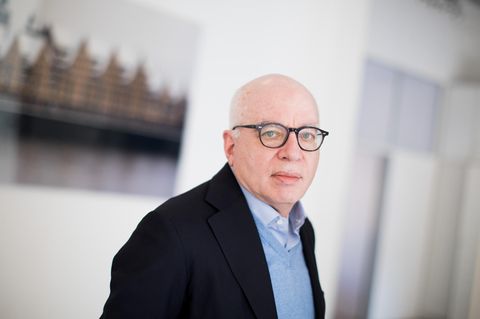 Michael Wolff, US-amerikanischer Autor, blickt mit nach rechts gedrehtem Kopf in die Kamera. Er trägt eine schwarze Brille