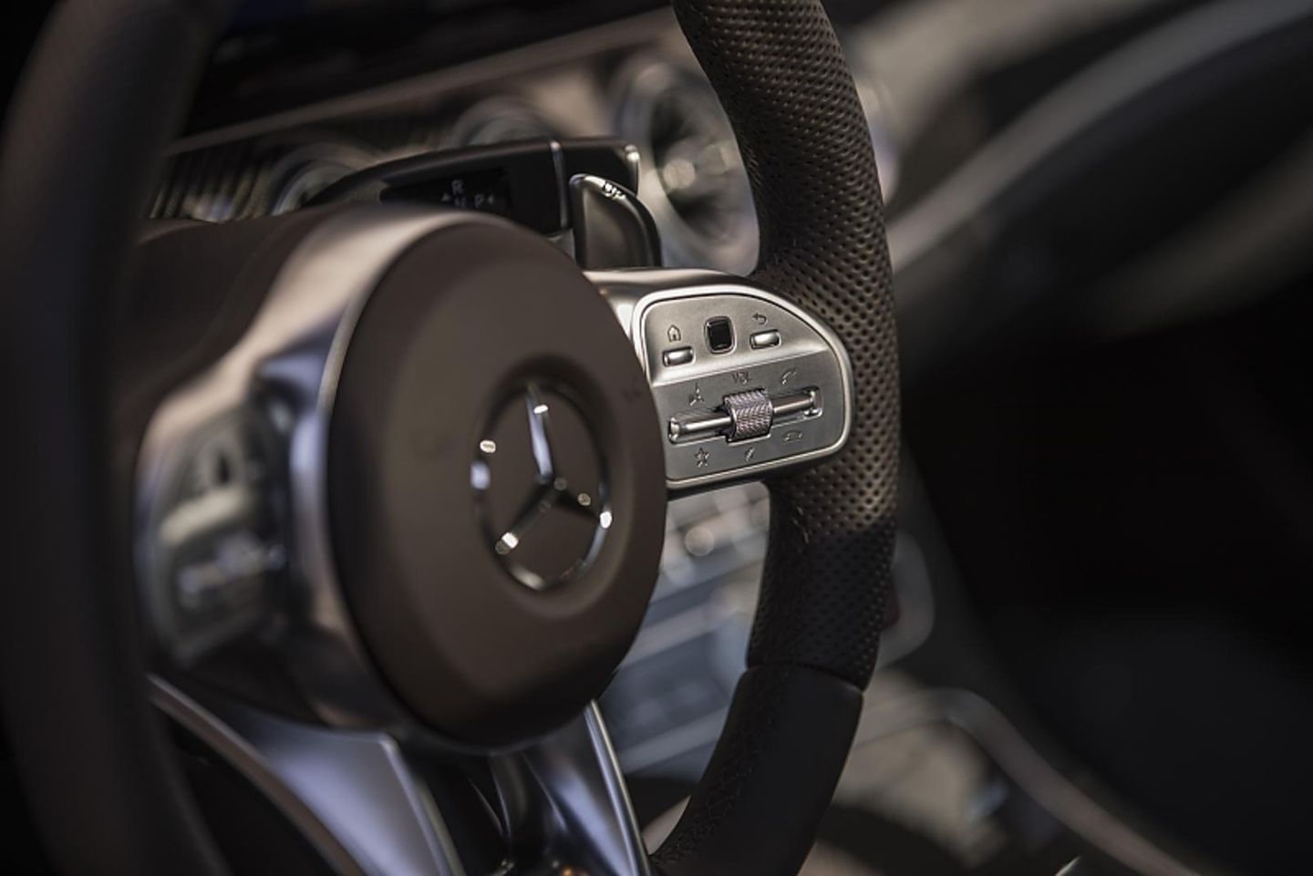 Das Lenkrad im Mercedes-AMG CLS 53 4MATIC ist gespickt von Funktionstasten