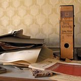 Halbmondteppiche in Oelsnitz  Es war einmal: Das alte Ablagesystem zu DDR-Zeiten, als das Unternehmen in "VEB Halbmond-Teppiche Oelsnitz/V." umbenannt wurde.