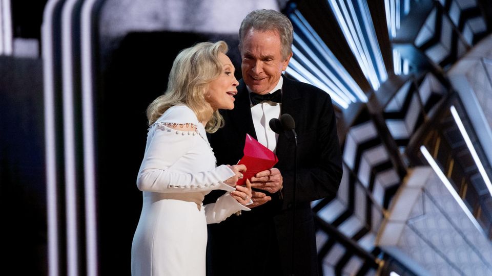 Oscar-Verleihung, Warren Beatty und Faye Dunaway auf der Bühne