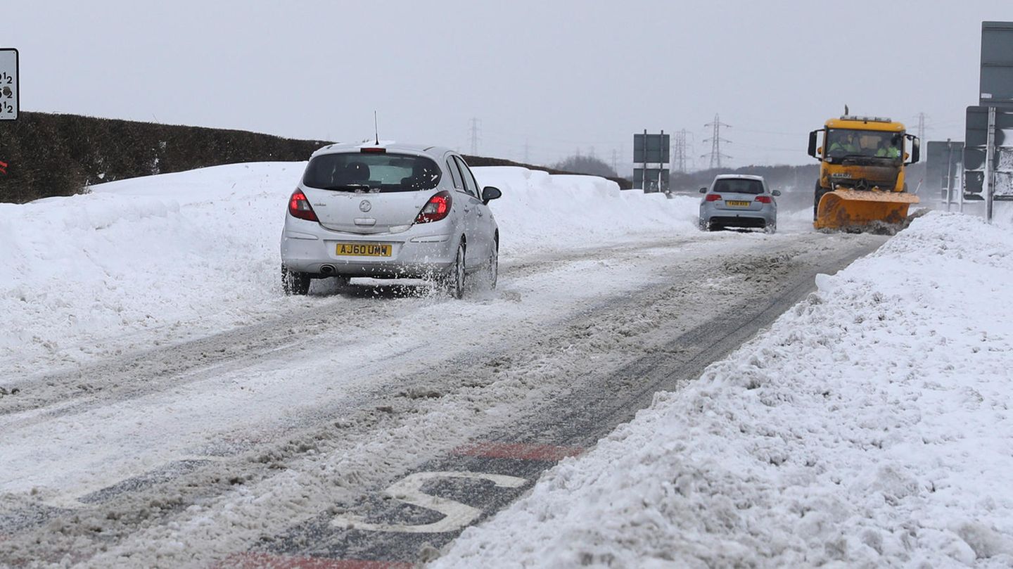 Schwierige Verkehrsverhältnisse. Dieses Foto wurde in Seaton Delaval  in Northumberland gemacht. England leidet, ebenso wie Deutschland, unter einer Kältewelle.