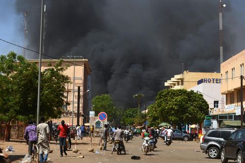 In Ouagadougou, der Hauptstadt Burkina Fasos, steigen dicke Rauchwolken auf