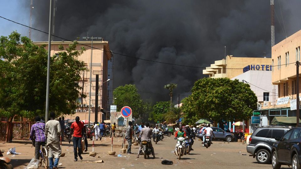 In Ouagadougou, der Hauptstadt Burkina Fasos, steigen dicke Rauchwolken auf