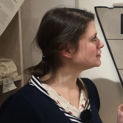 Frau mit einer Darstellung der fünf Prinzipien des Zero Waste
