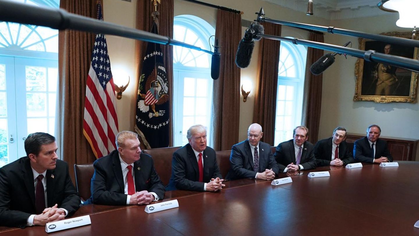 Donald Trump öffnet Meetings im Weißen Haus für Kameras und Mikrofone