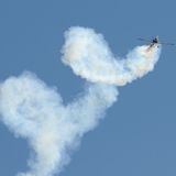 Achterbahn mit Doppellooping und negativ Sturz ist langweilig? Dann heißt die nächste Adrenalin-Stufe Kunstflug. Bei der Kunstflugzentrale bei Altenburg in Sachsen wartet eine Sukhoi Su-29 nebst Kunstflugpilot auf trudelsíchere Mitflieger. Die Su-29 ist eine reinrassige Kunstflugmaschine, deren Gewicht von gerade einmal 760 Kilogramm von einem 400 PS straken Sternmotor durch die Luft gezogen wird. Ein Super-Sportwagen mit Flügeln sozusagen. Was die kleine Sukhoi so alles kann, zeigt dieses Video. Kotztüten liegen natürlich immer griffbereit, versichert die Kunstflugzentrale. Ansonsten kann der gestresste Passagier glücklicherweise immer etwas tun, das in der Achterbahn nicht geht - Aufhören schreien und zur Landung einschwerben!  https://www.kunstflugzentrale.de/