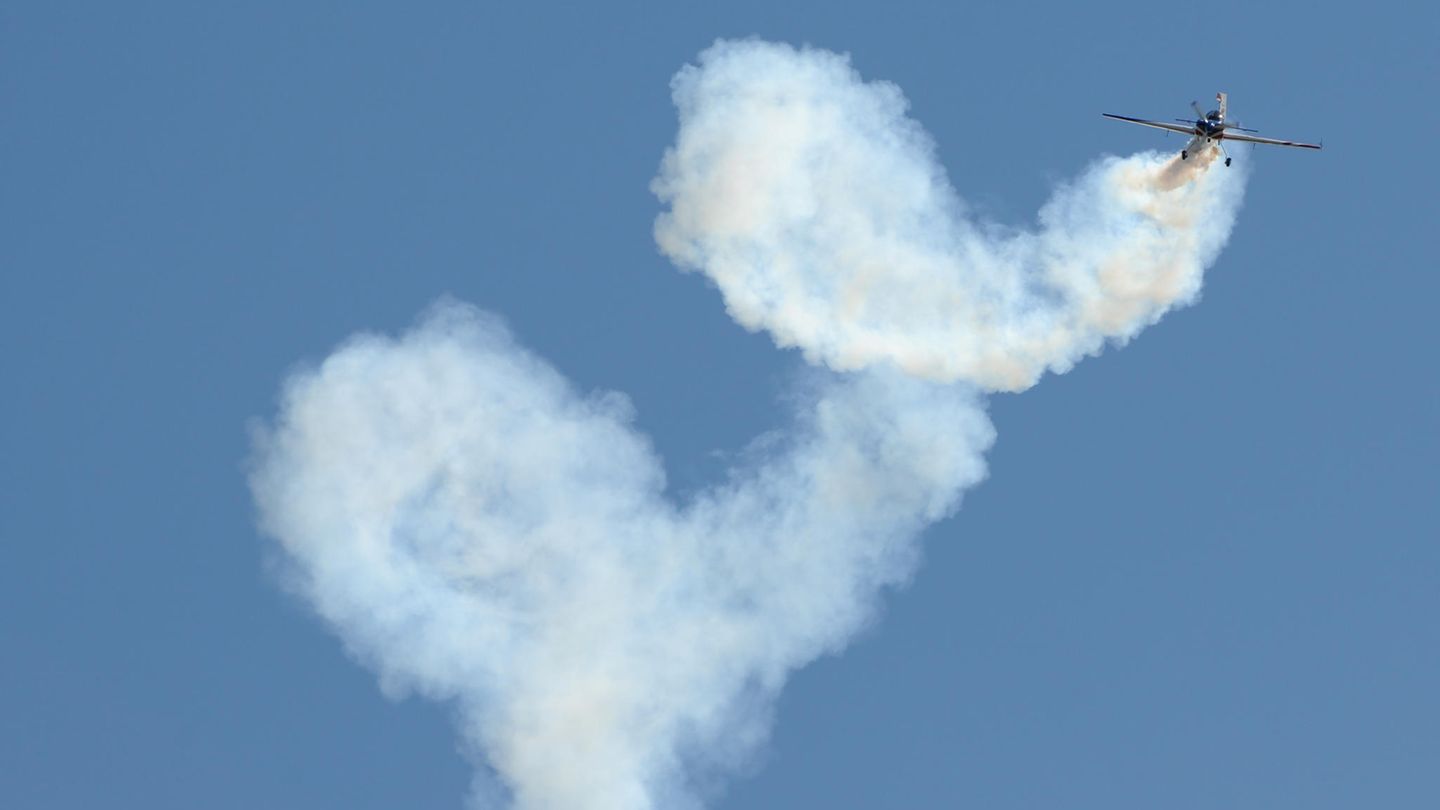 Achterbahn mit Doppellooping und negativ Sturz ist langweilig? Dann heißt die nächste Adrenalin-Stufe Kunstflug. Bei der Kunstflugzentrale bei Altenburg in Sachsen wartet eine Sukhoi Su-29 nebst Kunstflugpilot auf trudelsíchere Mitflieger. Die Su-29 ist eine reinrassige Kunstflugmaschine, deren Gewicht von gerade einmal 760 Kilogramm von einem 400 PS straken Sternmotor durch die Luft gezogen wird. Ein Super-Sportwagen mit Flügeln sozusagen. Was die kleine Sukhoi so alles kann, zeigt dieses Video. Kotztüten liegen natürlich immer griffbereit, versichert die Kunstflugzentrale. Ansonsten kann der gestresste Passagier glücklicherweise immer etwas tun, das in der Achterbahn nicht geht - Aufhören schreien und zur Landung einschwerben!  https://www.kunstflugzentrale.de/