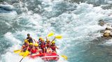 Von außen sieht es meist nicht spektakulär aus, doch spürt man am eignen Leib die reißende Strömung und ihre unbarmherzige Kraft, kann einem beim River Rafting im Schlauchboot schnell mulmig werden. Deutschland bietet gute Rafting-Flüsse. Wer es sportlich anspruchsvoll mag, der sollte nach Bayern auf die Salzach oder Saalch. Rafting.de bietet hier entsprechende Touren an. Soll es hingegen ein Rafting-Schnupperkurs sein, ist Querfeldeins mit Flussfahrten auf Rhein und Ruhr der passende Einstieg. 