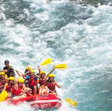 Von außen sieht es meist nicht spektakulär aus, doch spürt man am eignen Leib die reißende Strömung und ihre unbarmherzige Kraft, kann einem beim River Rafting im Schlauchboot schnell mulmig werden. Deutschland bietet gute Rafting-Flüsse. Wer es sportlich anspruchsvoll mag, der sollte nach Bayern auf die Salzach oder Saalch. Rafting.de bietet hier entsprechende Touren an. Soll es hingegen ein Rafting-Schnupperkurs sein, ist Querfeldeins mit Flussfahrten auf Rhein und Ruhr der passende Einstieg. 