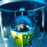 Absolut nichts für klaustrophobisch veranlagte Naturen: U-Boot fahren.  Wer sich jedoch traut, bekommt in dem 1,7 Tonnen schweren U-Boot ein Erlebnis der Extraklasse. Rund 30 Meter tief geht es hinunter in das klare Wasser des Kreidesees bei Hemmor in Niedersachsen.    Durch die großen Glaskuppeln hat man einen uneingeschränkten Panoramablick auf die Unterwasserwelt. Rund 90 Minuten dauert die submarine Tour, auf Wunsch können auch Tauchfahrten in der Nord- und Ostsee sowie im Atlantik gebucht werden. Weitere Informationen gibt es bei Fun4you.