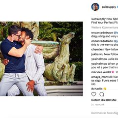 Ein Screenshot der Werbekampagne von Suitsupply. Darauf küssen sich zwei Männer.