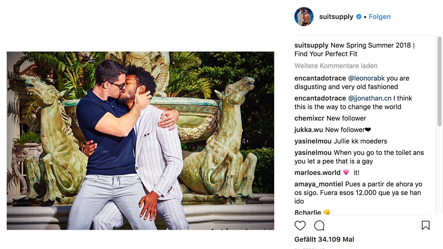 Ein Screenshot der Werbekampagne von Suitsupply. Darauf küssen sich zwei Männer.